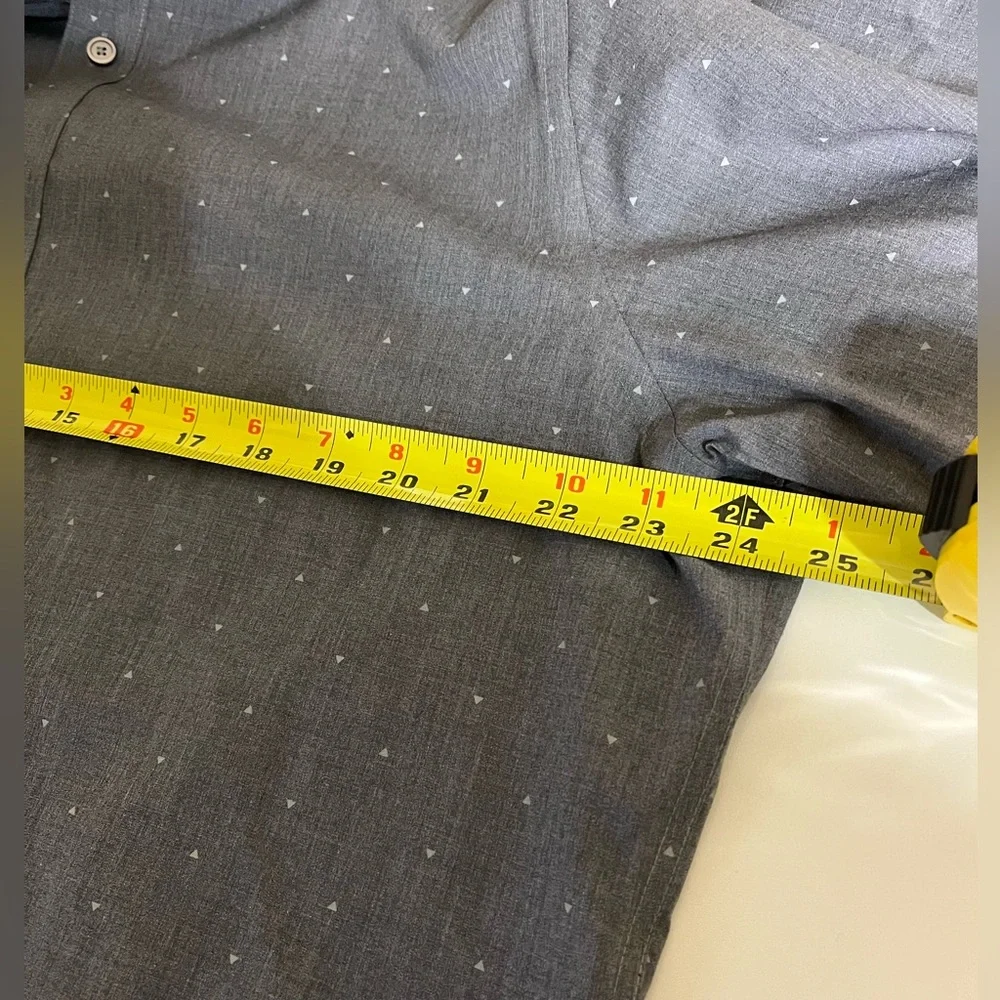 Banana Republic Men's gray button down Shirt. XL